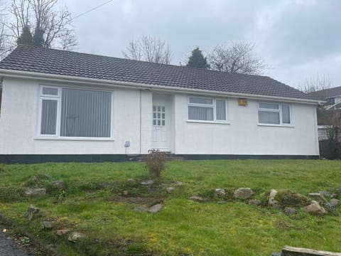Lovely 3 Bed Bungalow with garage, close to Brecon Beacons & Bike Park Wales House in Merthyr Tydfil