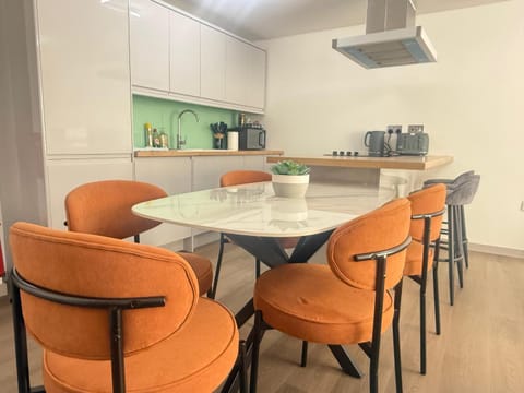 Coffee/tea facilities, Kitchen or kitchenette, Living room, Seating area, Dining area, stove