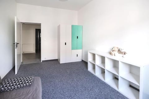 Modern 4 bedroom near Warsaw parking/wifi/200m2 Chalet in Warsaw