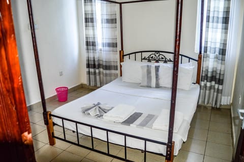 Roma Stays Mwtapa Luxury Apartments 3 bedrooms & swimming pool Condo in Mombasa County