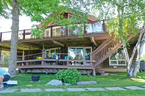 Waterfront Cottage 4 BD with Outdoor Dining, Fire Pite by GLOBALSTAY Villa in Kawartha Lakes