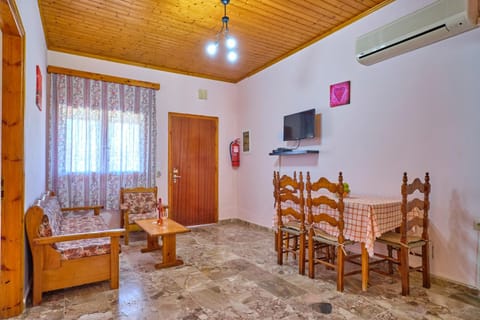 TV and multimedia, Living room, Seating area, Dining area, air conditioner
