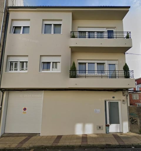 Property building, Day, Balcony/Terrace