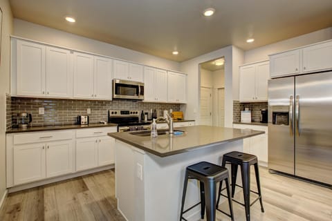 Hygee House Brand New Construction near Ford Idaho Center and I-84! Plush and lavish furniture, warm tones to off-set the new stainless appliances, play PingPong in the garage or basketball at the neighborhood park House in Meridian