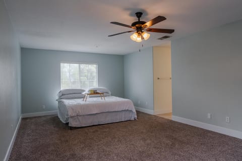 4 bedroom 2 miles from Hospital House in Loma Linda