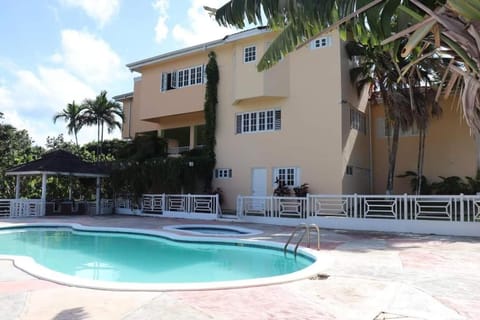 CCBS Paradise Jamaica Alojamiento y desayuno in Runaway Bay