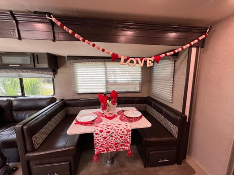 Lake front RV experience close to port Canaveral and Kennedy space center Camping /
Complejo de autocaravanas in Titusville