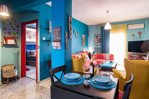 Zois Cozy n Vibrant Apartment Condo in Thessaloniki