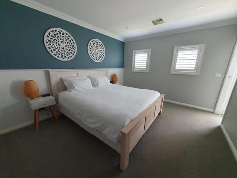 Located between picturesque Lake Illawarra and Windang beach House in Wollongong