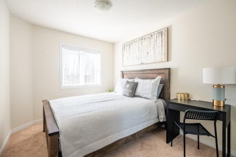 New 3BR Townhouse, Minutes to Niagara Falls and Brock University by GLOBALSTAY Maison in Welland