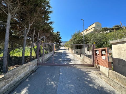 Facade/entrance, Day, Neighbourhood