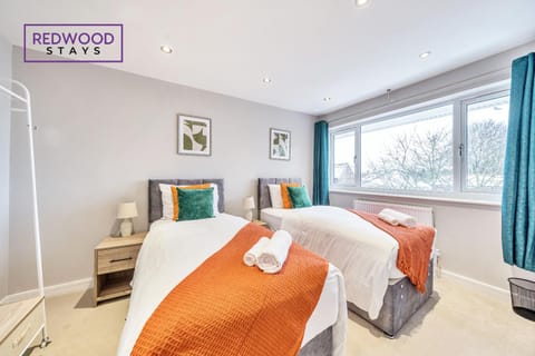 HUGE 5 Bed 3 Bath House For Contractors & Families, X2 FREE PARKING, FREE WiFi & Netflix By REDWOOD STAYS Maison in Farnborough