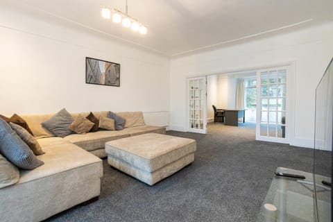 Pillo Rooms - Spacious 4 Bedroom Detached House close to Heaton Park Maison in Prestwich