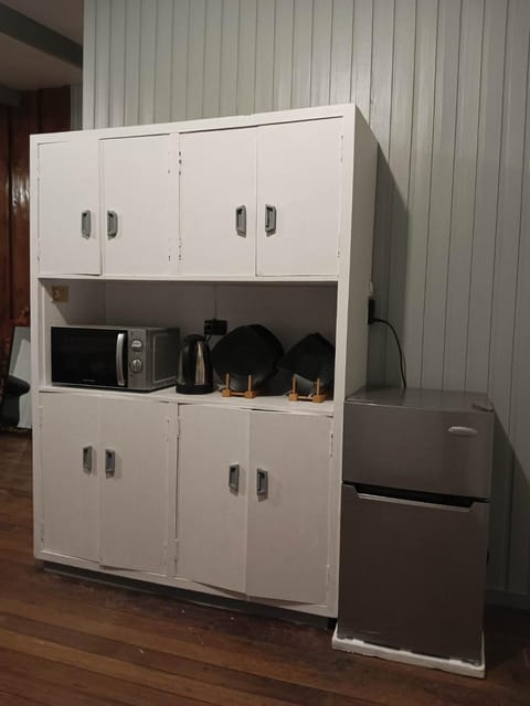 Kitchen or kitchenette, minibar