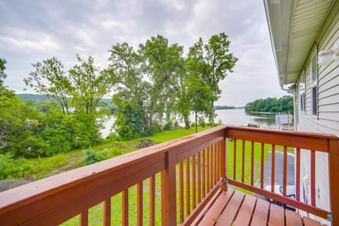 Cozy Waterford Apartment with Waterfront Views! Condominio in Troy