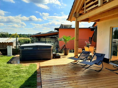 Landliebe, Luxus-Ferienhaus, 3 Schlafzimmer mit Sauna und Outdoor Whirlpool Villa in Senftenberg