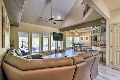 Family-Friendly Hitchcock Home with Pool and Hot Tub! House in La Marque