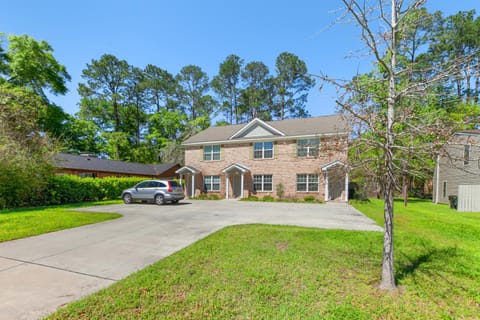 Beautiful 3-suite home w/ patio dining, big yard House in Tallahassee