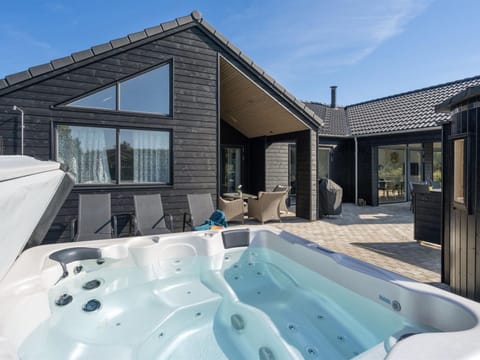 Holiday Home Uthwagin - 850m from the sea in Western Jutland by Interhome House in Vejers