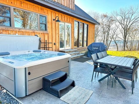Moonlight Ridge sleeps 8 hot tub Haus in De Soto