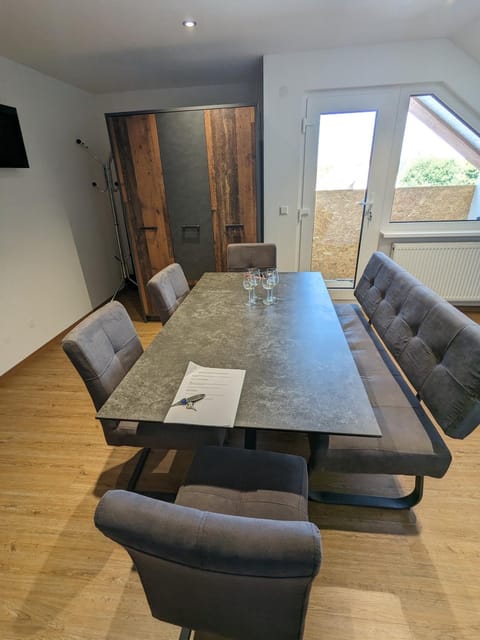 Seating area, Dining area