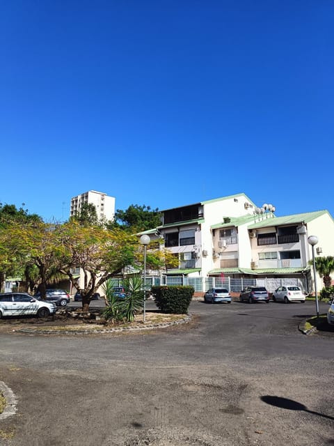 un Appartement dans une résidence calme avec piscine Apartment in Le Gosier