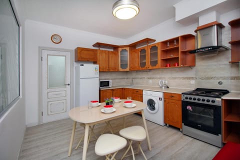 Kitchen or kitchenette, Dining area, minibar, pet friendly, stove, washing machine