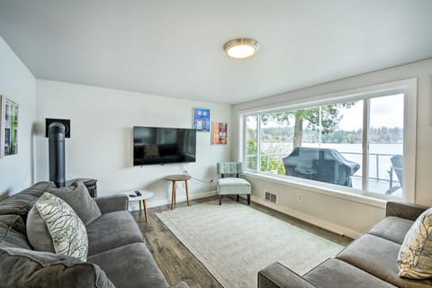 Lakefront Bremerton Vacation Rental with Deck! Haus in Bremerton