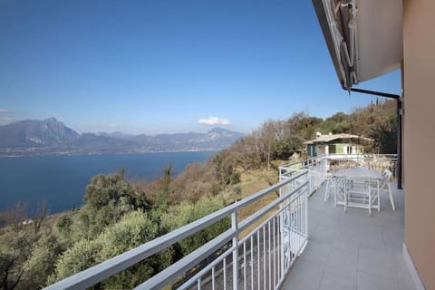 Villa Malù - APT Mara - Piscina e vista lago Apartment in Torri del Benaco