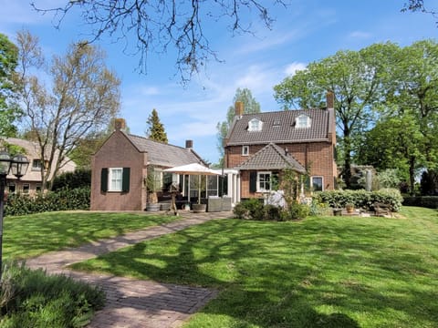 B&B Villa Giethoorn - canalview, privacy & parking Bed and Breakfast in Giethoorn