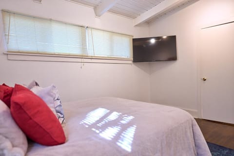 Bed, TV and multimedia, Bedroom