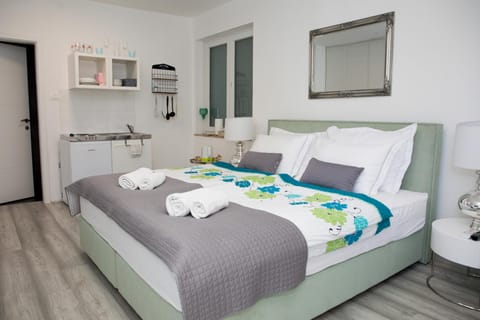 Bed, Kitchen or kitchenette, Photo of the whole room, Bedroom, towels