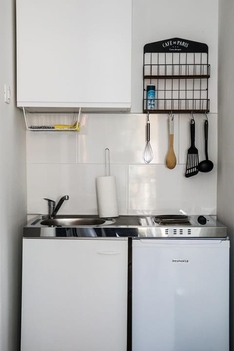 Kitchen or kitchenette, dishwasher, stove