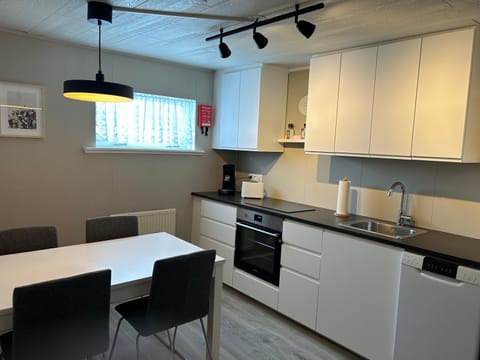 Kitchen or kitchenette, Dining area, dishwasher, minibar, pet friendly, stove