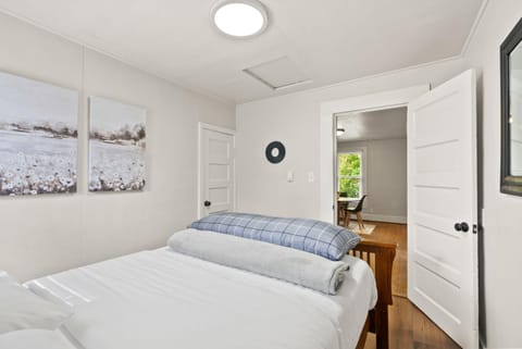 2-Bedroom Bungaloo nestled close to Urban Centers Haus in Vancouver