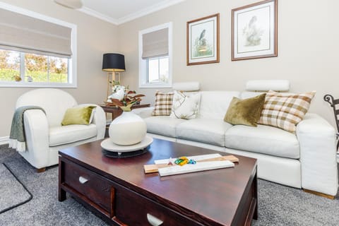 Sweet Magnolia 1 or 2 BR Suite St Kilda Cambridge with Complimentary Continental Breakfast Apartment in Cambridge