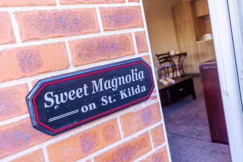 Sweet Magnolia 1 or 2 BR Suite St Kilda Cambridge with Complimentary Continental Breakfast Condo in Cambridge