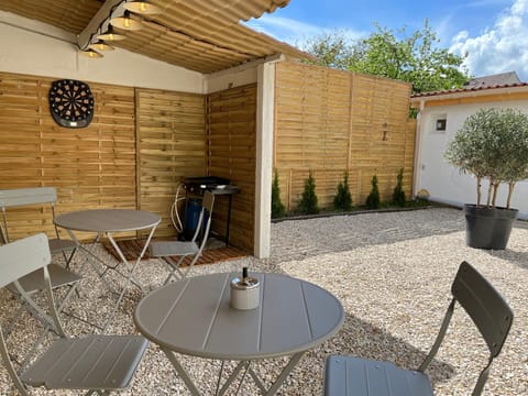 Patio, Day, Darts, Seating area, Dining area