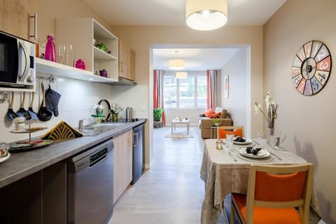 Kitchen or kitchenette, Dining area