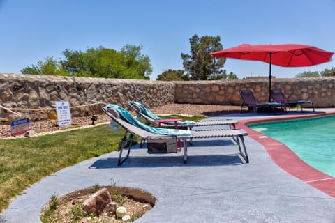 Home with Mountain View/Pool/Tub House in El Paso