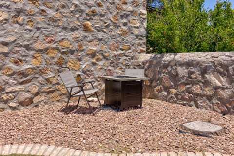 Home with Mountain View/Pool/Tub House in El Paso