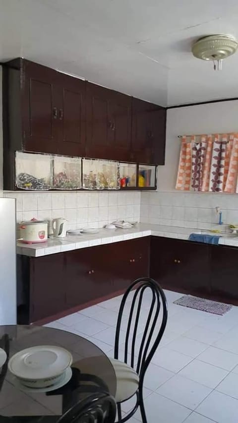 Kitchen or kitchenette, Dining area, minibar, stove