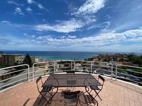 Natural landscape, View (from property/room), Balcony/Terrace, Dining area, Sea view