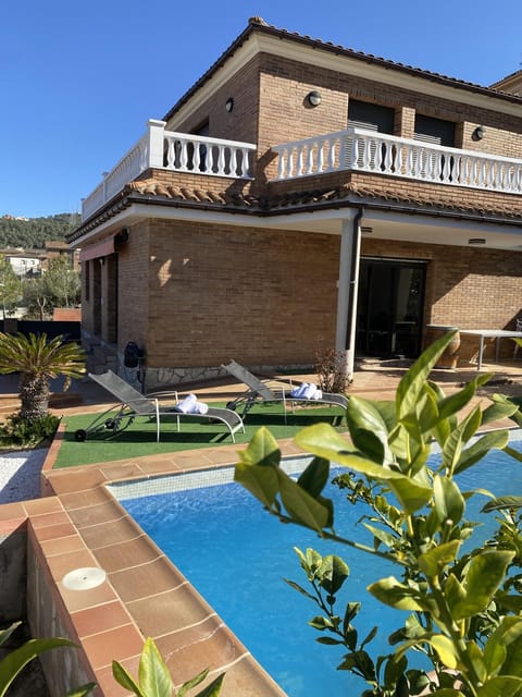 Property building, Balcony/Terrace, Pool view, Swimming pool