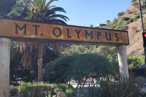 Mount Olympus Gem! Perfect location all the luxury House in Hollywood