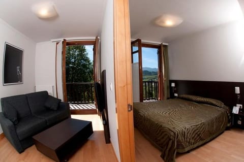 Bed, Day, View (from property/room), Balcony/Terrace, Photo of the whole room, Seating area, Mountain view