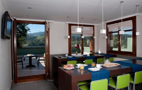 Restaurant/places to eat, Day, TV and multimedia, View (from property/room), Balcony/Terrace, Dining area, Food, Mountain view