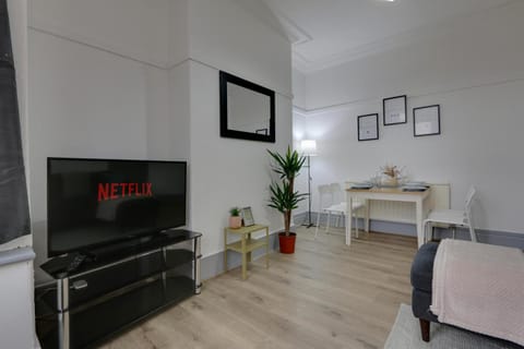 Home from Home 4-Bed Townhouse - Ideal for Families, Groups & Contractors, Free Parking, Pet Friendly, Netflix House in Sheffield