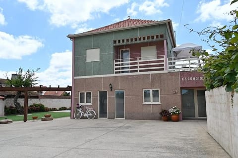 Casinhas Escondidinho House in Leiria, Portugal