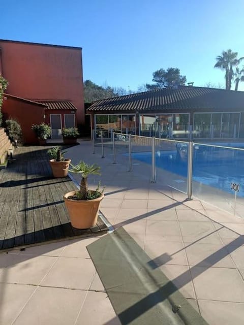 Magnifique studio avec piscine Condo in Mouans-Sartoux
